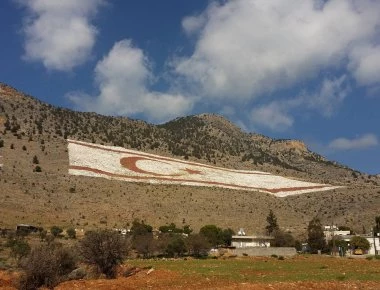 Κύπρος: «Φώτισαν» τον Πενταδάκτυλο με τα αρχικά του Ψευδοκράτους- Δίπλα στις τουρκικές σημαίες (φωτό)